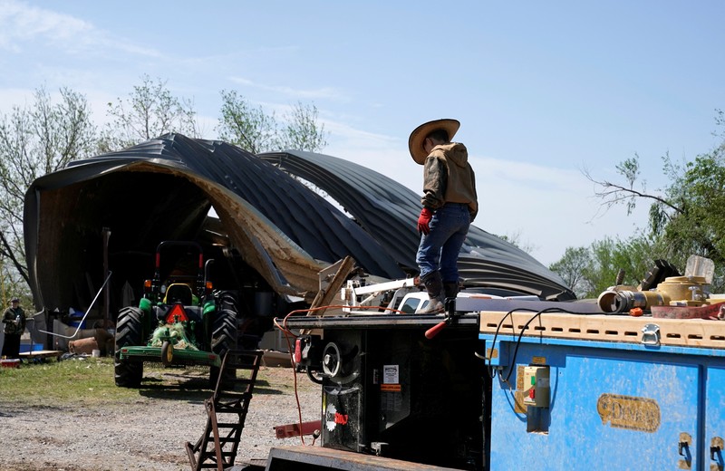 Pemandangan supersel tornado meletus di Oklahoma, AS terlihat dalam tangkapan layar ini yang diambil dari animasi media sosial beresolusi tinggi yang diperoleh Reuters pada 20 April 2023. (via REUTERS/UGC)