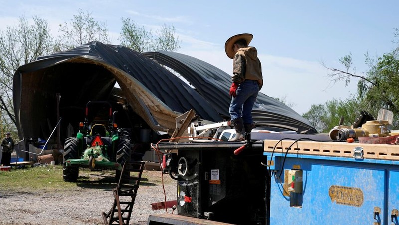 Pemandangan supersel tornado meletus di Oklahoma, AS terlihat dalam tangkapan layar ini yang diambil dari animasi media sosial beresolusi tinggi yang diperoleh Reuters pada 20 April 2023. (via REUTERS/UGC)
