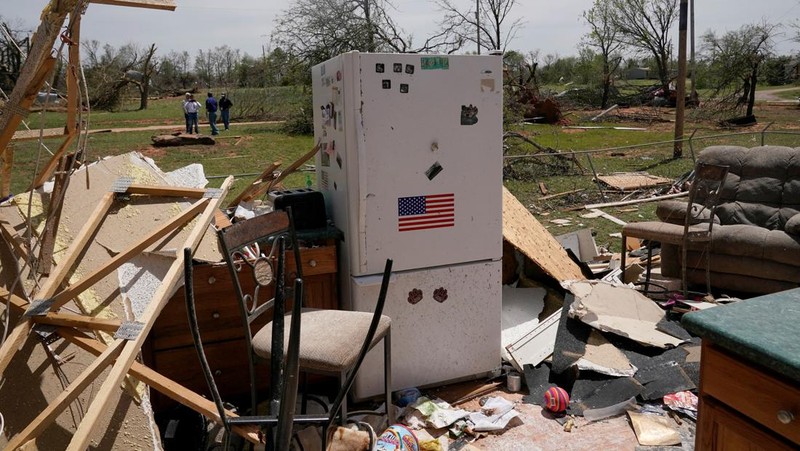 Pemandangan supersel tornado meletus di Oklahoma, AS terlihat dalam tangkapan layar ini yang diambil dari animasi media sosial beresolusi tinggi yang diperoleh Reuters pada 20 April 2023. (via REUTERS/UGC)