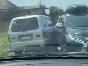 Aksi Panther Gagah Berani, Senggol Pajero Sport yang Lawan Arah
