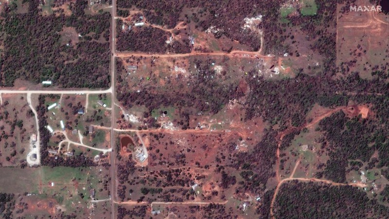 Pemandangan supersel tornado meletus di Oklahoma, AS terlihat dalam tangkapan layar ini yang diambil dari animasi media sosial beresolusi tinggi yang diperoleh Reuters pada 20 April 2023. (via REUTERS/UGC)