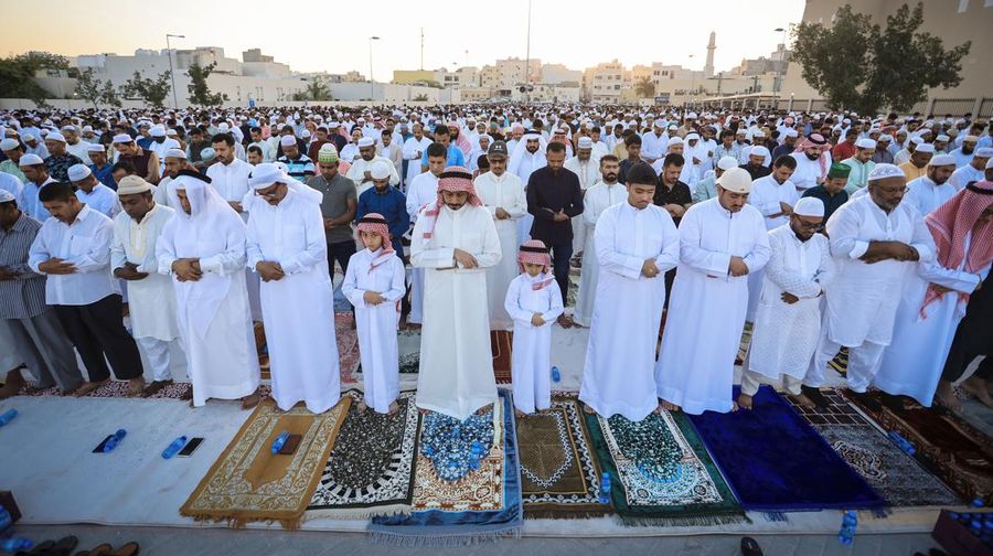 Umat Islam berkumpul untuk melaksanakan salat Idul Fitri di luar pada hari pertama libur Idul Fitri di Riffa, Bahrain pada 21 April 2023. (Anadolu Agency via Getty Images)