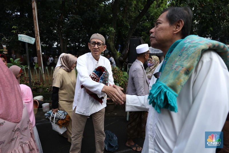 Warga melakukan Sholat Idul Fitri 1444 H di Masjid Al-Amin Pesanggrahan Permai, Jakarta, Jumat (21/4/2023). (CNBC Indonesia/Tri Susilo)