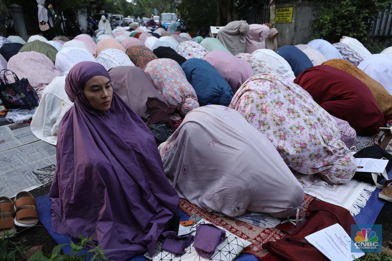 Warga melakukan Sholat Idul Fitri 1444 H di Masjid Al-Amin Pesanggrahan Permai, Jakarta, Jumat (21/4/2023). (CNBC Indonesia/Tri Susilo)