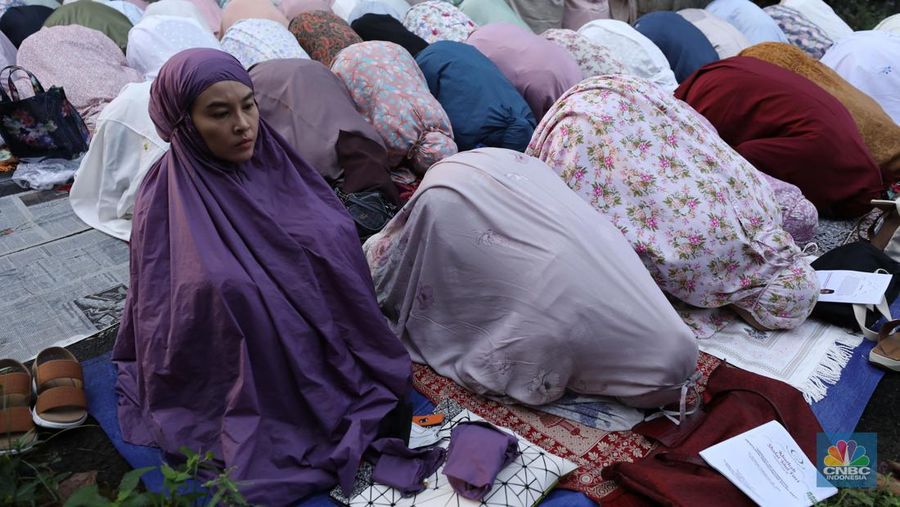 Warga melakukan Sholat Idul Fitri 1444 H di Masjid Al-Amin Pesanggrahan Permai, Jakarta, Jumat (21/4/2023). (²©²ÊÍøÕ¾/Tri Susilo)