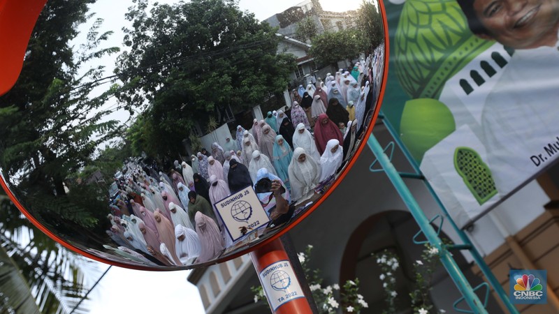 Warga melakukan Sholat Idul Fitri 1444 H di Masjid Al-Amin Pesanggrahan Permai, Jakarta, Jumat (21/4/2023). (CNBC Indonesia/Tri Susilo)