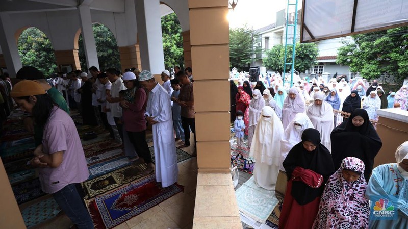 Warga melakukan Sholat Idul Fitri 1444 H di Masjid Al-Amin Pesanggrahan Permai, Jakarta, Jumat (21/4/2023). (CNBC Indonesia/Tri Susilo)