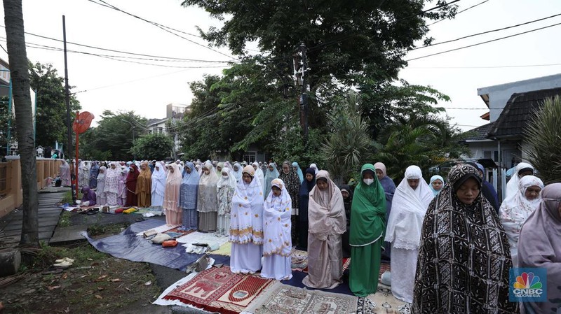 Warga melakukan Sholat Idul Fitri 1444 H di Masjid Al-Amin Pesanggrahan Permai, Jakarta, Jumat (21/4/2023). (CNBC Indonesia/Tri Susilo)