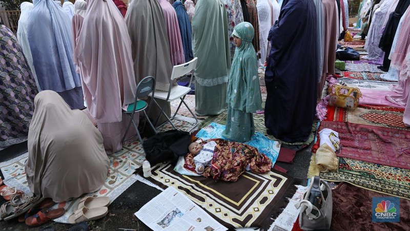 Warga melakukan Sholat Idul Fitri 1444 H di Masjid Al-Amin Pesanggrahan Permai, Jakarta, Jumat (21/4/2023). (CNBC Indonesia/Tri Susilo)