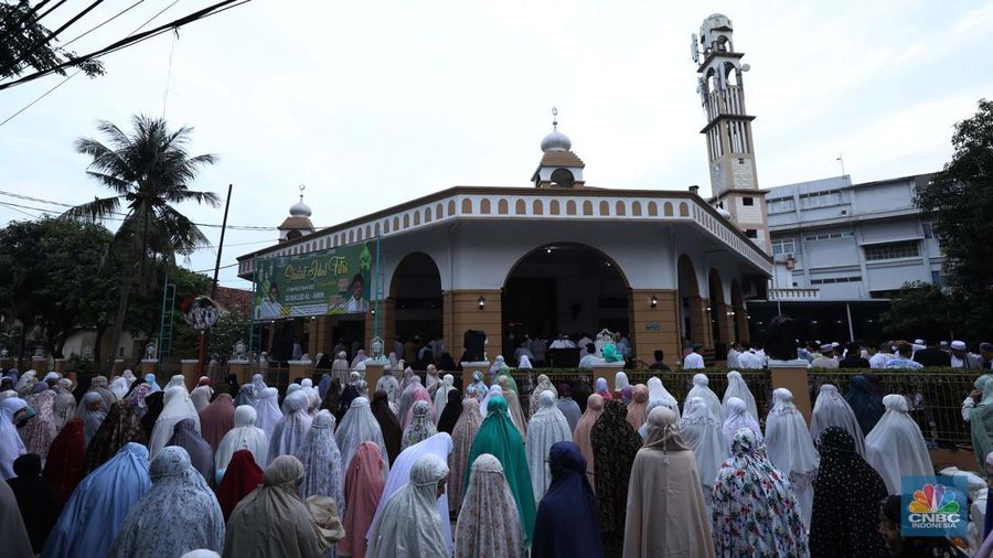 Warga melakukan Sholat Idul Fitri 1444 H di Masjid Al-Amin Pesanggrahan Permai, Jakarta, Jumat (21/4/2023). (CNBC Indonesia/Tri Susilo)