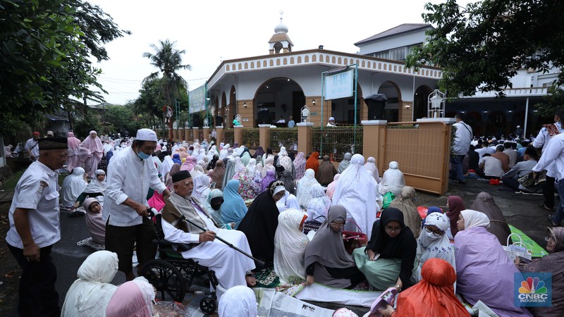 Warga melakukan Sholat Idul Fitri 1444 H di Masjid Al-Amin Pesanggrahan Permai, Jakarta, Jumat (21/4/2023). (CNBC Indonesia/Tri Susilo)