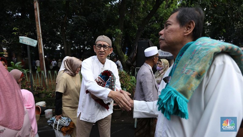 Warga melakukan Sholat Idul Fitri 1444 H di Masjid Al-Amin Pesanggrahan Permai, Jakarta, Jumat (21/4/2023). (CNBC Indonesia/Tri Susilo)