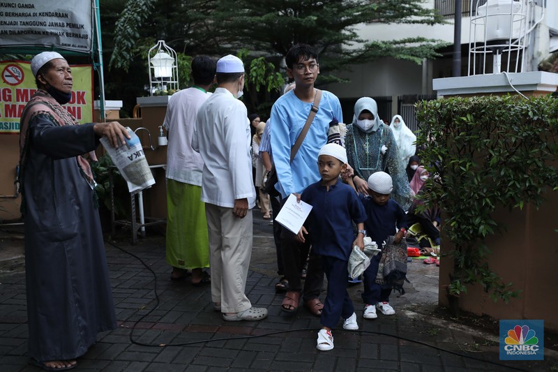 Warga melakukan Sholat Idul Fitri 1444 H di Masjid Al-Amin Pesanggrahan Permai, Jakarta, Jumat (21/4/2023). (CNBC Indonesia/Tri Susilo)