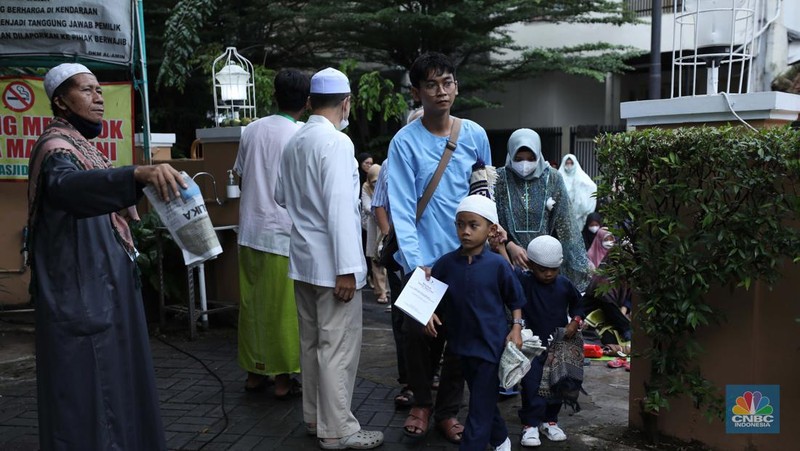 Warga melakukan Sholat Idul Fitri 1444 H di Masjid Al-Amin Pesanggrahan Permai, Jakarta, Jumat (21/4/2023). (CNBC Indonesia/Tri Susilo)