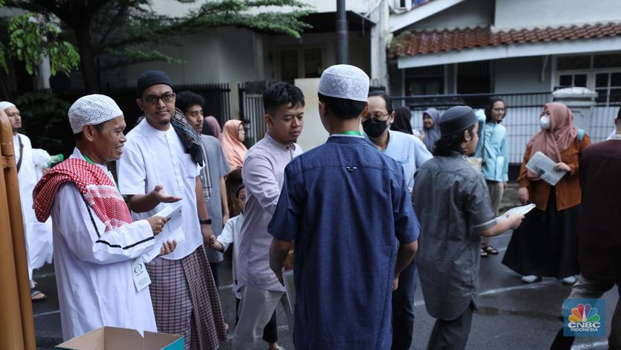 Warga melakukan Sholat Idul Fitri 1444 H di Masjid Al-Amin Pesanggrahan Permai, Jakarta, Jumat (21/4/2023). (CNBC Indonesia/Tri Susilo)