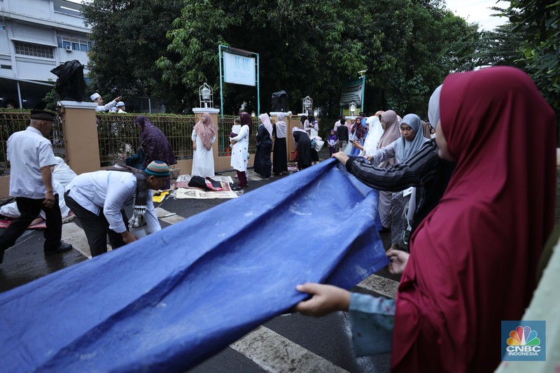 Warga melakukan Sholat Idul Fitri 1444 H di Masjid Al-Amin Pesanggrahan Permai, Jakarta, Jumat (21/4/2023). (CNBC Indonesia/Tri Susilo) Warga melakukan Sholat Idul Fitri 1444 H di Masjid Al-Amin Pesanggrahan Permai, Jakarta, Jumat (21/4/2023). (CNBC Indonesia/Tri Susilo)