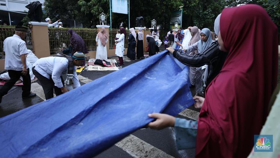 Warga melakukan Sholat Idul Fitri 1444 H di Masjid Al-Amin Pesanggrahan Permai, Jakarta, Jumat (21/4/2023). (CNBC Indonesia/Tri Susilo)
