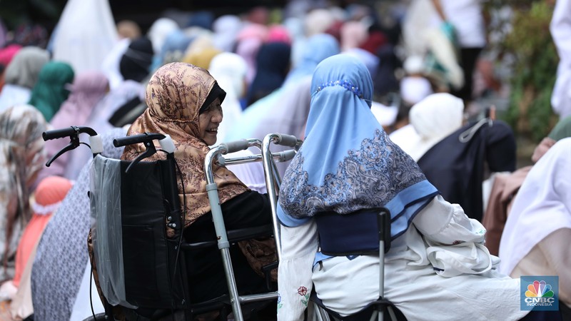 Warga melakukan Sholat Idul Fitri 1444 H di Masjid Al-Amin Pesanggrahan Permai, Jakarta, Jumat (21/4/2023). (CNBC Indonesia/Tri Susilo)