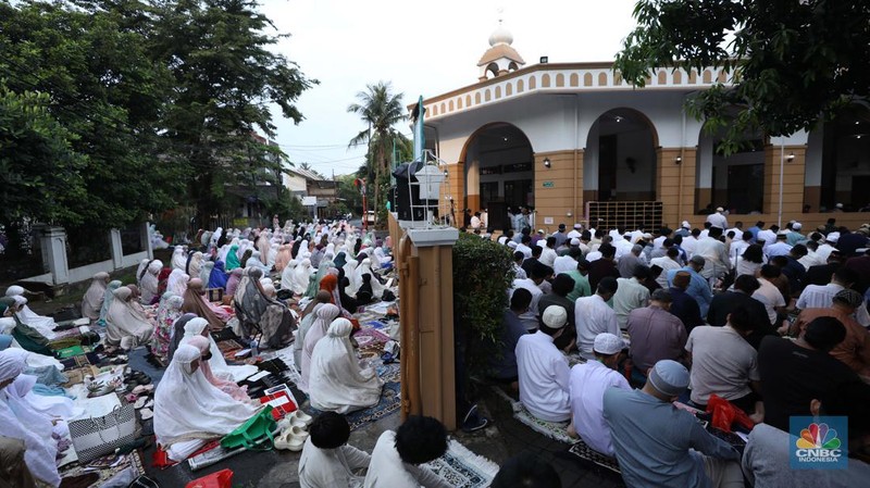 Warga melakukan Sholat Idul Fitri 1444 H di Masjid Al-Amin Pesanggrahan Permai, Jakarta, Jumat (21/4/2023). (CNBC Indonesia/Tri Susilo)