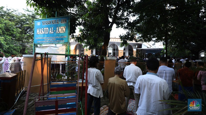 Warga melakukan Sholat Idul Fitri 1444 H di Masjid Al-Amin Pesanggrahan Permai, Jakarta, Jumat (21/4/2023). (CNBC Indonesia/Tri Susilo) Warga melakukan Sholat Idul Fitri 1444 H di Masjid Al-Amin Pesanggrahan Permai, Jakarta, Jumat (21/4/2023). (CNBC Indonesia/Tri Susilo)