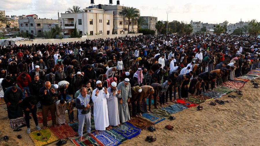 Warga Palestina melakukan salat Idul Fitri, menandai akhir bulan puasa Ramadhan, di Khan Younis, di Jalur Gaza selatan 21 April 2023. (REUTERS/IBRAHEEM ABU MUSTAFA)