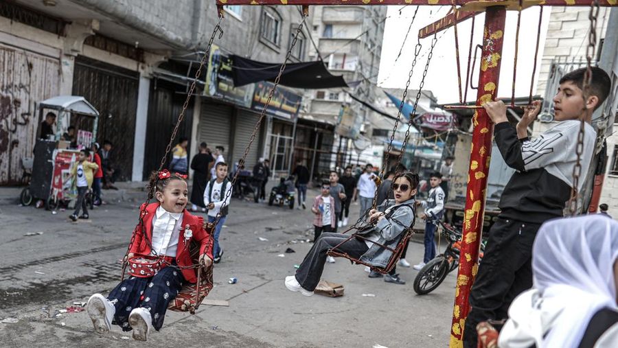 Warga Palestina menghadiri salat Idul Fitri di Kota Gaza. Muslim di seluruh dunia merayakan Idul Fitri, festival tiga hari yang menandai akhir Ramadhan. Idul Fitri adalah salah satu dari dua hari besar dalam kalender Islam. (Mahmoud Issa/SOPA Images/LightRocket via Getty Images)