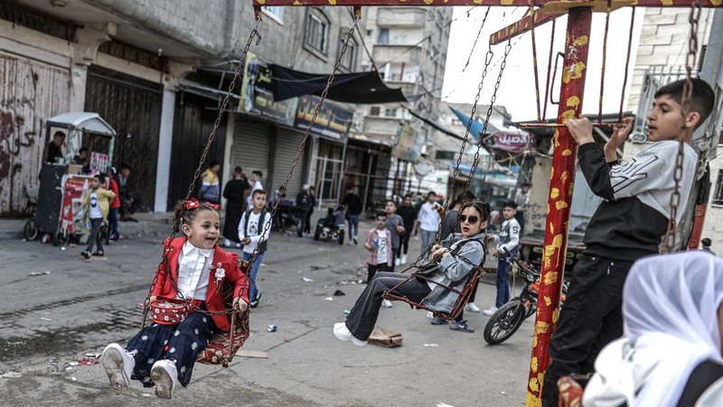 Warga Palestina menghadiri salat Idul Fitri di Kota Gaza. Muslim di seluruh dunia merayakan Idul Fitri, festival tiga hari yang menandai akhir Ramadhan. Idul Fitri adalah salah satu dari dua hari besar dalam kalender Islam. (Mahmoud Issa/SOPA Images/LightRocket via Getty Images)