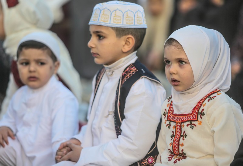 Warga Palestina menghadiri salat Idul Fitri di Kota Gaza. Muslim di seluruh dunia merayakan Idul Fitri, festival tiga hari yang menandai akhir Ramadhan. Idul Fitri adalah salah satu dari dua hari besar dalam kalender Islam. Warga Palestina menghadiri salat Idul Fitri di Kota Gaza. Muslim di seluruh dunia merayakan Idul Fitri, festival tiga hari yang menandai akhir Ramadhan. Idul Fitri adalah salah satu dari dua hari besar dalam kalender Islam. (Mahmoud Issa/SOPA Images/LightRocket via Getty Images)