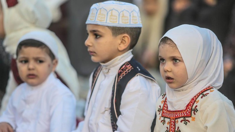 Warga Palestina menghadiri salat Idul Fitri di Kota Gaza. Muslim di seluruh dunia merayakan Idul Fitri, festival tiga hari yang menandai akhir Ramadhan. Idul Fitri adalah salah satu dari dua hari besar dalam kalender Islam. (Mahmoud Issa/SOPA Images/LightRocket via Getty Images)