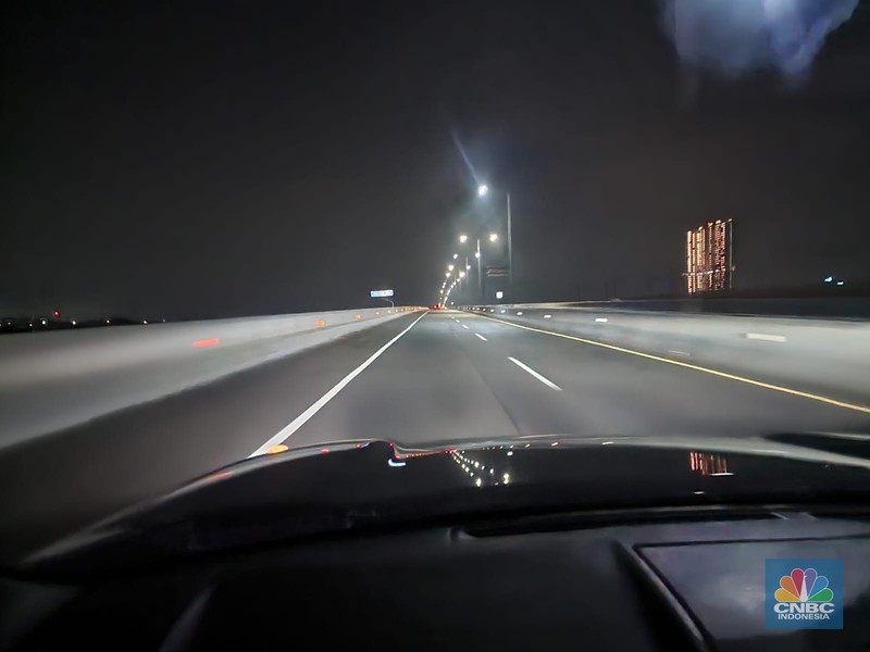 Arus lalu lintas di jalan tol Trans Jawa pada Sabtu, (22/4/2023) terpantau lengang. Tercatat, dibutuhkan waktu sekitar 6 jam saja untuk melakukan perjalanan dari Jakarta menuju Solo, Jawa Tengah, dengan kecepatan konstan di 100 km/jam. (CNBC Indonesia/Tommy Sorongan)