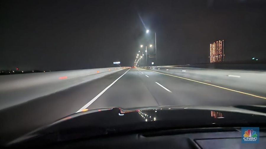 Arus lalu lintas di jalan tol Trans Jawa pada Sabtu, (22/4/2023) terpantau lengang. Tercatat, dibutuhkan waktu sekitar 6 jam saja untuk melakukan perjalanan dari Jakarta menuju Solo, Jawa Tengah, dengan kecepatan konstan di 100 km/jam. (CNBC Indonesia/Tommy Sorongan)