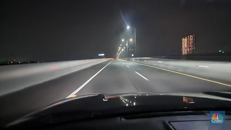 Arus lalu lintas di jalan tol Trans Jawa pada Sabtu, (22/4/2023) terpantau lengang. Tercatat, dibutuhkan waktu sekitar 6 jam saja untuk melakukan perjalanan dari Jakarta menuju Solo, Jawa Tengah, dengan kecepatan konstan di 100 km/jam. (CNBC Indonesia/Tommy Sorongan)