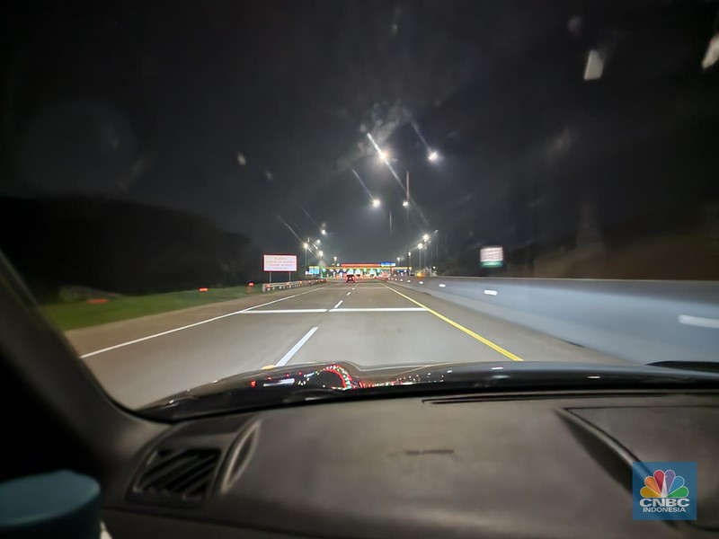 Arus lalu lintas di jalan tol Trans Jawa pada Sabtu, (22/4/2023) terpantau lengang. Tercatat, dibutuhkan waktu sekitar 6 jam saja untuk melakukan perjalanan dari Jakarta menuju Solo, Jawa Tengah, dengan kecepatan konstan di 100 km/jam. (CNBC Indonesia/Tommy Sorongan)