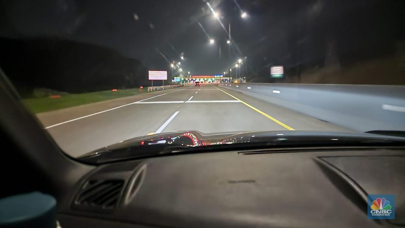 Arus lalu lintas di jalan tol Trans Jawa pada Sabtu, (22/4/2023) terpantau lengang. Tercatat, dibutuhkan waktu sekitar 6 jam saja untuk melakukan perjalanan dari Jakarta menuju Solo, Jawa Tengah, dengan kecepatan konstan di 100 km/jam. (CNBC Indonesia/Tommy Sorongan)