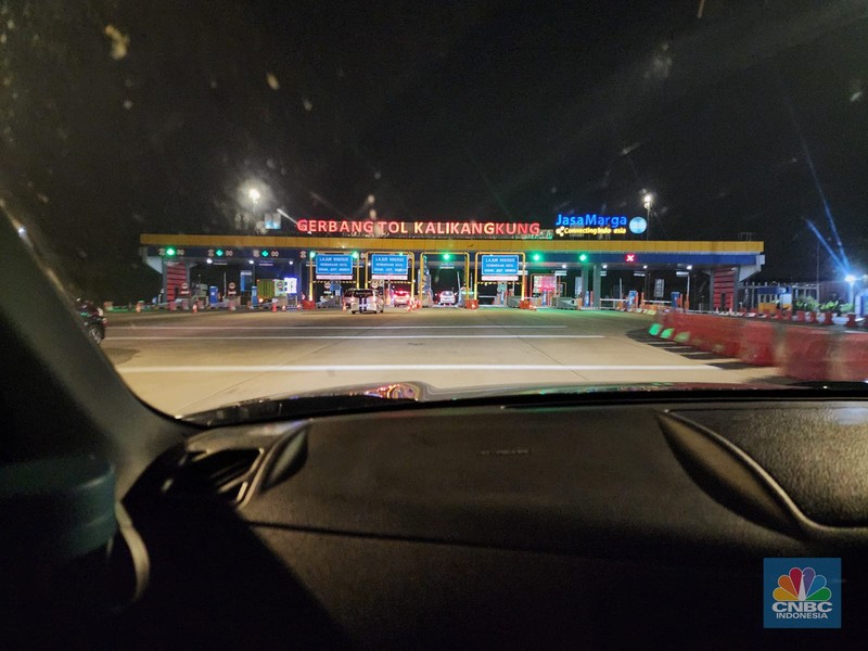 Arus lalu lintas di jalan tol Trans Jawa pada Sabtu, (22/4/2023) terpantau lengang. Tercatat, dibutuhkan waktu sekitar 6 jam saja untuk melakukan perjalanan dari Jakarta menuju Solo, Jawa Tengah, dengan kecepatan konstan di 100 km/jam. (CNBC Indonesia/Tommy Sorongan)