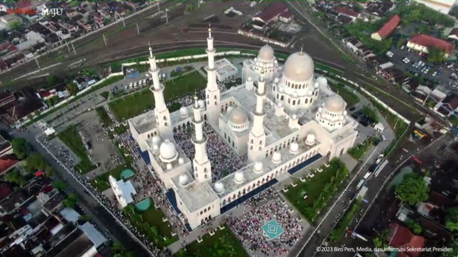Jemaah memadati Masjid Raya Sheikh Zayed (MBZ) Solo untuk menunaikan salat Idul Fitri 1444 H. Presiden Joko Widodo (Jokowi) dan Gubernur Jawa Tengah Ganjar Pranowo dikabarkan akan salat Id di Masjid Sheikh Zayed di Gilingan, Banjarsari, itu. (Tangkapan Layar Youtube Sekretariat Presiden)