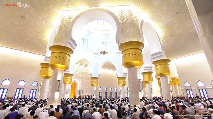 Jemaah memadati Masjid Raya Sheikh Zayed (MBZ) Solo untuk menunaikan salat Idul Fitri 1444 H. Presiden Joko Widodo (Jokowi) dan Gubernur Jawa Tengah Ganjar Pranowo dikabarkan akan salat Id di Masjid Sheikh Zayed di Gilingan, Banjarsari, itu. (Tangkapan Layar Youtube Sekretariat Presiden)
