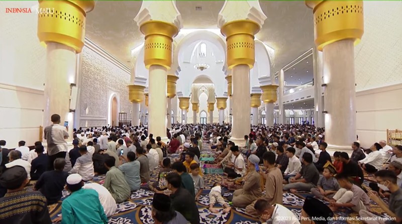 Jemaah memadati Masjid Raya Sheikh Zayed (MBZ) Solo untuk menunaikan salat Idul Fitri 1444 H. Presiden Joko Widodo (Jokowi) dan Gubernur Jawa Tengah Ganjar Pranowo dikabarkan akan salat Id di Masjid Sheikh Zayed di Gilingan, Banjarsari, itu. (Tangkapan Layar Youtube Sekretariat Presiden)