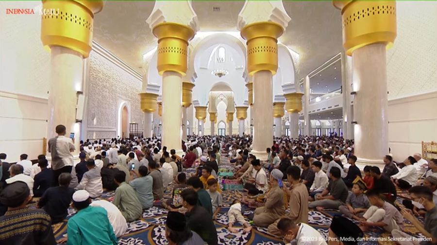 Jemaah memadati Masjid Raya Sheikh Zayed (MBZ) Solo untuk menunaikan salat Idul Fitri 1444 H. Presiden Joko Widodo (Jokowi) dan Gubernur Jawa Tengah Ganjar Pranowo dikabarkan akan salat Id di Masjid Sheikh Zayed di Gilingan, Banjarsari, itu. (Tangkapan Layar Youtube Sekretariat Presiden)