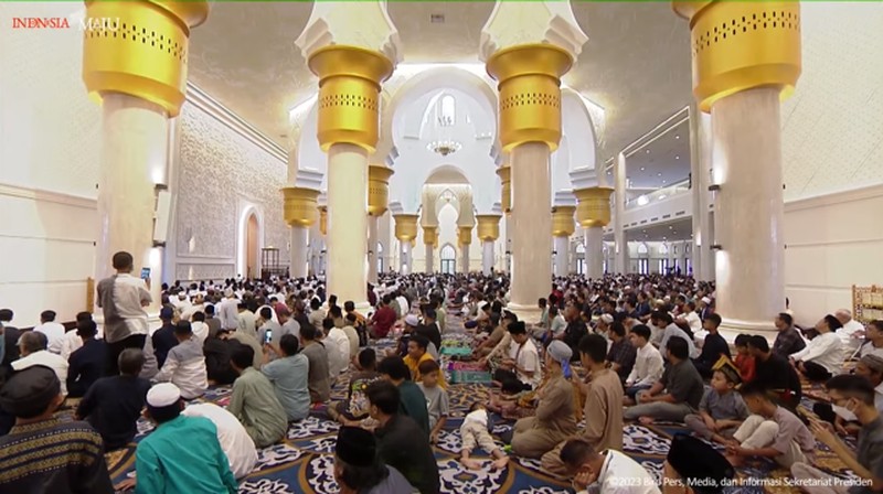 Jemaah memadati Masjid Raya Sheikh Zayed (MBZ) Solo untuk menunaikan salat Idul Fitri 1444 H. Presiden Joko Widodo (Jokowi) dan Gubernur Jawa Tengah Ganjar Pranowo dikabarkan akan salat Id di Masjid Sheikh Zayed di Gilingan, Banjarsari, itu. (Tangkapan Layar Youtube Sekretariat Presiden)