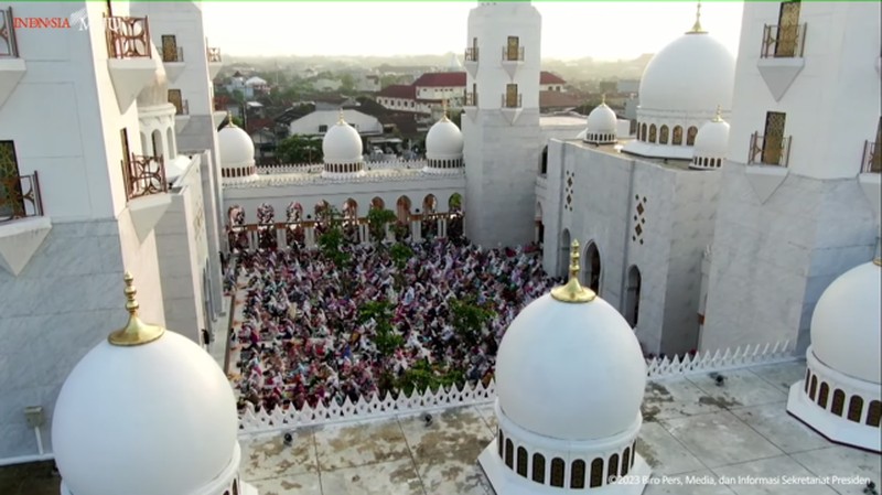Jemaah memadati Masjid Raya Sheikh Zayed (MBZ) Solo untuk menunaikan salat Idul Fitri 1444 H. Presiden Joko Widodo (Jokowi) dan Gubernur Jawa Tengah Ganjar Pranowo dikabarkan akan salat Id di Masjid Sheikh Zayed di Gilingan, Banjarsari, itu. (Tangkapan Layar Youtube Sekretariat Presiden)