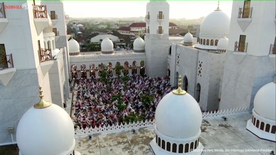 Jemaah memadati Masjid Raya Sheikh Zayed (MBZ) Solo untuk menunaikan salat Idul Fitri 1444 H. Presiden Joko Widodo (Jokowi) dan Gubernur Jawa Tengah Ganjar Pranowo dikabarkan akan salat Id di Masjid Sheikh Zayed di Gilingan, Banjarsari, itu. (Tangkapan Layar Youtube Sekretariat Presiden)