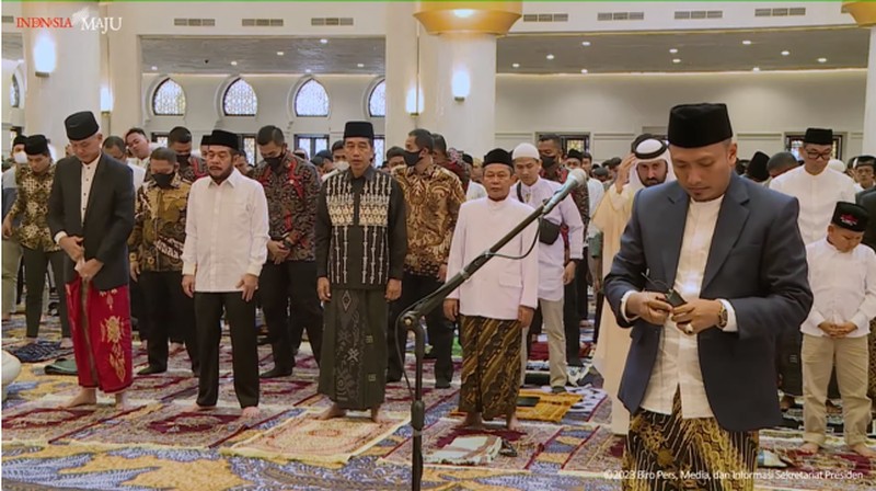 Jemaah memadati Masjid Raya Sheikh Zayed (MBZ) Solo untuk menunaikan salat Idul Fitri 1444 H. Presiden Joko Widodo (Jokowi) dan Gubernur Jawa Tengah Ganjar Pranowo dikabarkan akan salat Id di Masjid Sheikh Zayed di Gilingan, Banjarsari, itu. (Tangkapan Layar Youtube Sekretariat Presiden)
