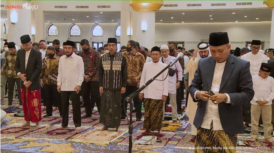 Jemaah memadati Masjid Raya Sheikh Zayed (MBZ) Solo untuk menunaikan salat Idul Fitri 1444 H. Presiden Joko Widodo (Jokowi) dan Gubernur Jawa Tengah Ganjar Pranowo dikabarkan akan salat Id di Masjid Sheikh Zayed di Gilingan, Banjarsari, itu. (Tangkapan Layar Youtube Sekretariat Presiden)