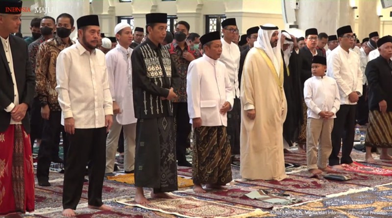 Jemaah memadati Masjid Raya Sheikh Zayed (MBZ) Solo untuk menunaikan salat Idul Fitri 1444 H. Presiden Joko Widodo (Jokowi) dan Gubernur Jawa Tengah Ganjar Pranowo dikabarkan akan salat Id di Masjid Sheikh Zayed di Gilingan, Banjarsari, itu. (Tangkapan Layar Youtube Sekretariat Presiden)