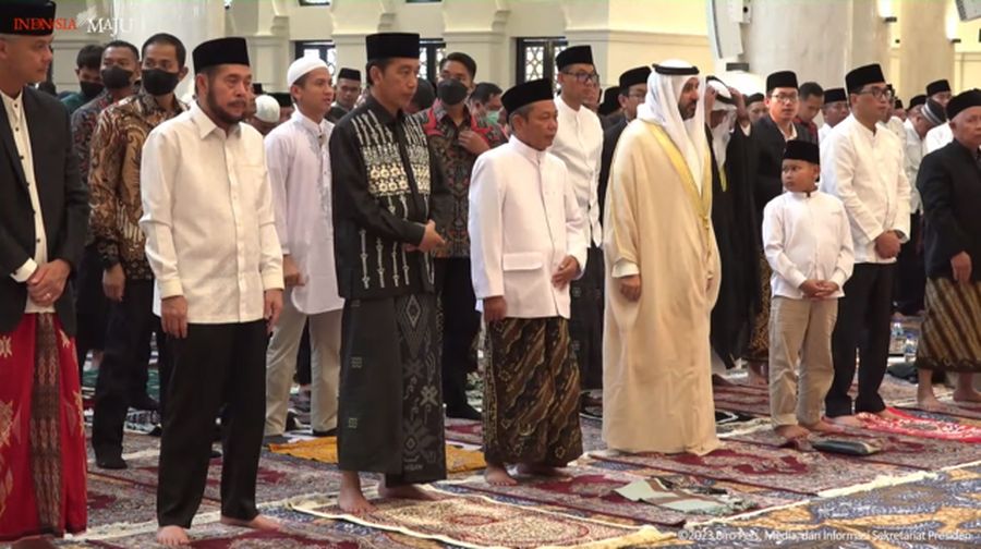 Jemaah memadati Masjid Raya Sheikh Zayed (MBZ) Solo untuk menunaikan salat Idul Fitri 1444 H. Presiden Joko Widodo (Jokowi) dan Gubernur Jawa Tengah Ganjar Pranowo dikabarkan akan salat Id di Masjid Sheikh Zayed di Gilingan, Banjarsari, itu. (Tangkapan Layar Youtube Sekretariat Presiden)