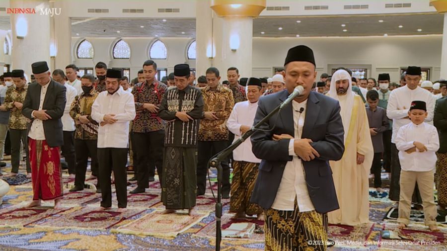 Jemaah memadati Masjid Raya Sheikh Zayed (MBZ) Solo untuk menunaikan salat Idul Fitri 1444 H. Presiden Joko Widodo (Jokowi) dan Gubernur Jawa Tengah Ganjar Pranowo dikabarkan akan salat Id di Masjid Sheikh Zayed di Gilingan, Banjarsari, itu. (Tangkapan Layar Youtube Sekretariat Presiden)