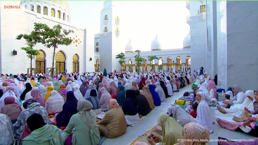 Jemaah memadati Masjid Raya Sheikh Zayed (MBZ) Solo untuk menunaikan salat Idul Fitri 1444 H. Presiden Joko Widodo (Jokowi) dan Gubernur Jawa Tengah Ganjar Pranowo dikabarkan akan salat Id di Masjid Sheikh Zayed di Gilingan, Banjarsari, itu. (Tangkapan Layar Youtube Sekretariat Presiden)