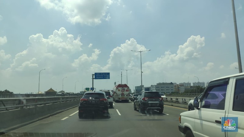 Kondisi Lalu Lintas Di Tol Dalam Kota terpantau Padat Merayap. Berdasarkan Pantauan pukul 12.40 WIB, kepadatan mulai terjadi dari pintu masuk Tol Semanggi, hingga ke Pintu tol keluar Cawang. Kondisi Lalu Lintas Di Tol Dalam Kota terpantau Padat Merayap. Berdasarkan Pantauan pukul 12.40 WIB, kepadatan mulai terjadi dari pintu masuk Tol Semanggi, hingga ke Pintu tol keluar Cawang. (CNBC Indonesia/Eko Frima)