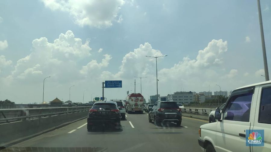 Kondisi Lalu Lintas Di Tol Dalam Kota terpantau Padat Merayap. Berdasarkan Pantauan pukul 12.40 WIB, kepadatan mulai terjadi dari pintu masuk Tol Semanggi, hingga ke Pintu tol keluar Cawang. (CNBC Indonesia/Eko Frima)